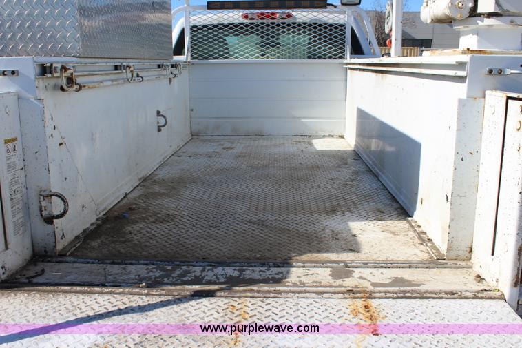 image for item L2391 2007 Chevrolet Silverado 3500HD utility truck with crane