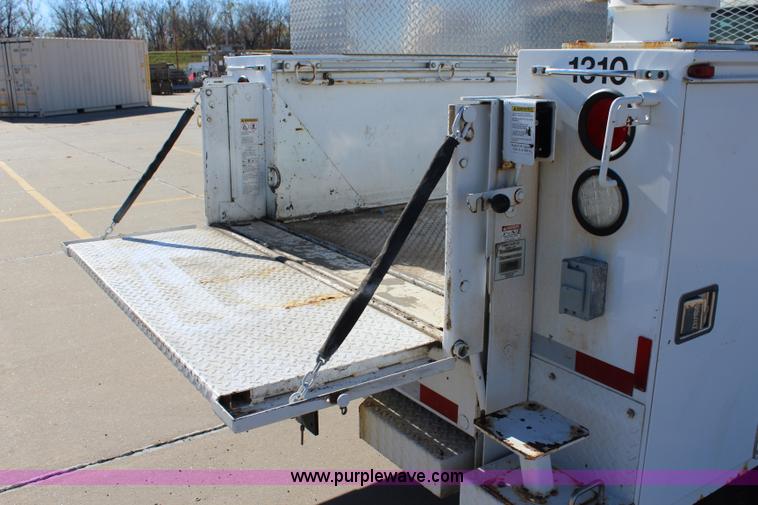 image for item L2391 2007 Chevrolet Silverado 3500HD utility truck with crane