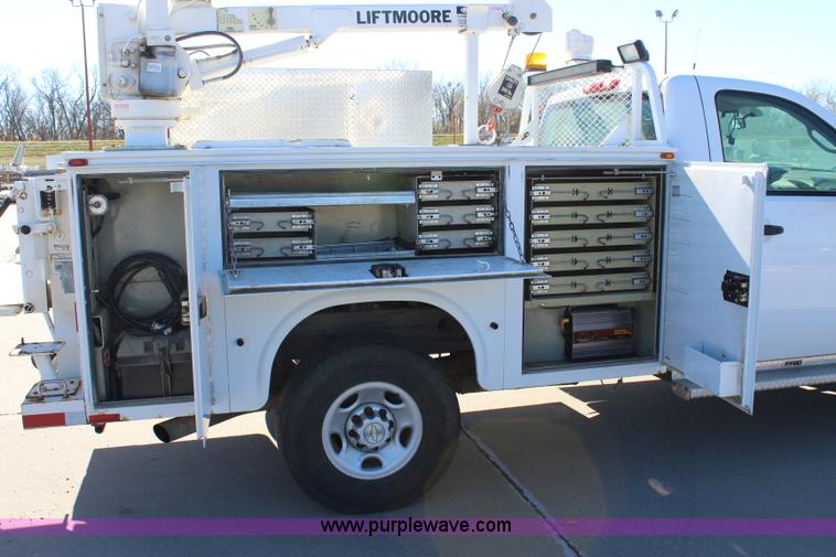 image for item L2391 2007 Chevrolet Silverado 3500HD utility truck with crane