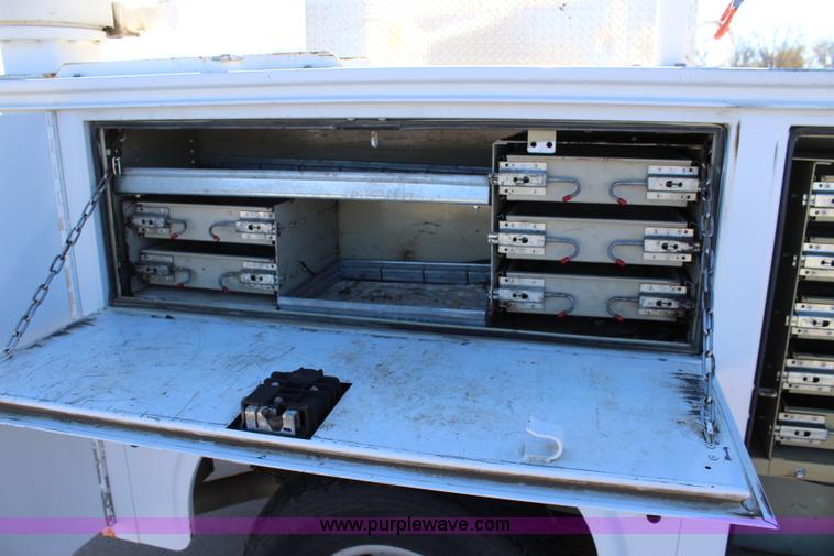 image for item L2391 2007 Chevrolet Silverado 3500HD utility truck with crane