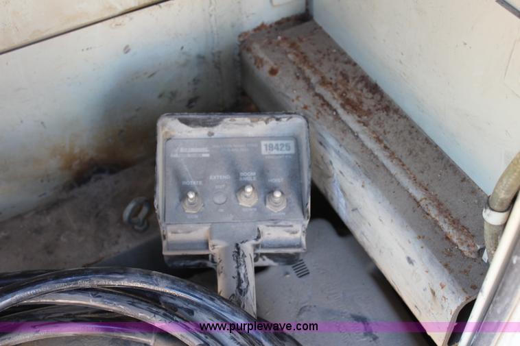 image for item L2391 2007 Chevrolet Silverado 3500HD utility truck with crane