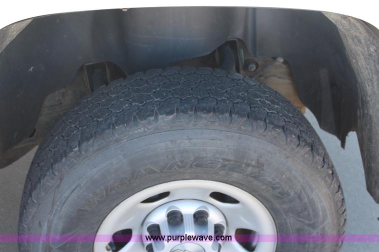 image for item L2391 2007 Chevrolet Silverado 3500HD utility truck with crane