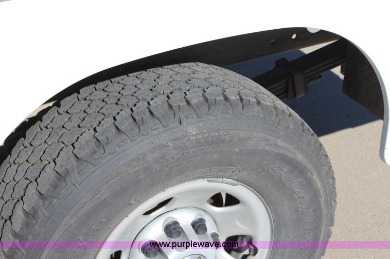 image for item L2391 2007 Chevrolet Silverado 3500HD utility truck with crane