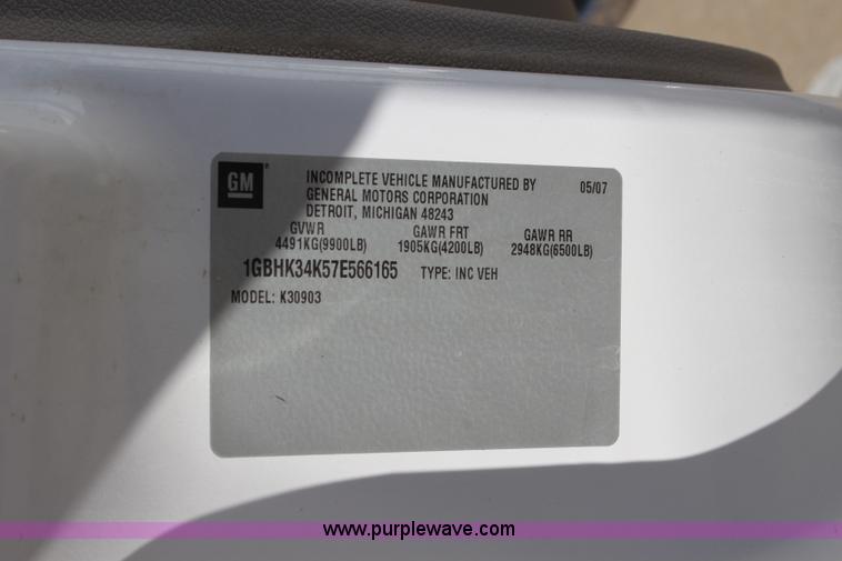 image for item L2391 2007 Chevrolet Silverado 3500HD utility truck with crane