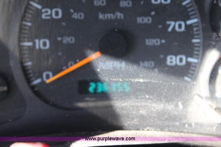 image for item L2429 2003 Chevrolet C7500 dump truck