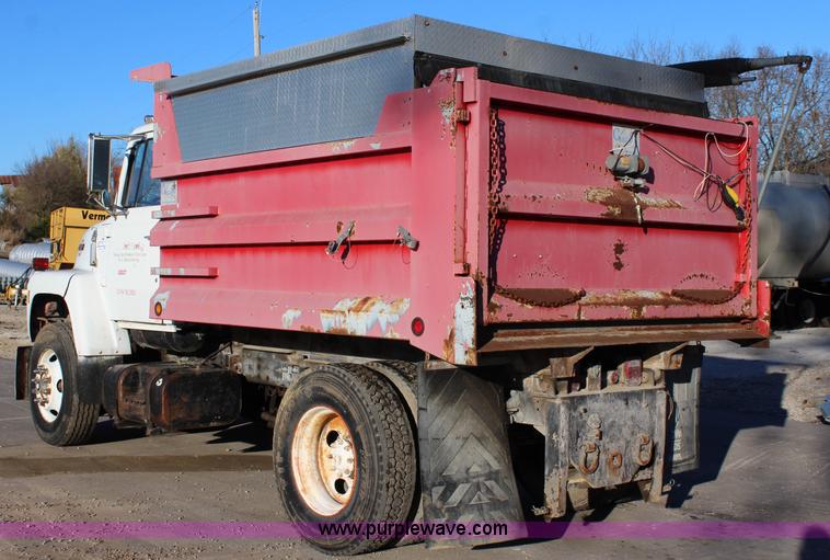 image for item L2431 1988 Ford LN9000 dump truck