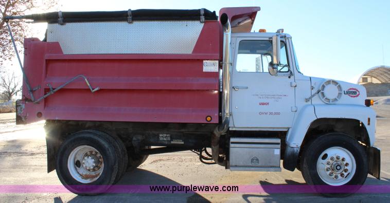 image for item L2431 1988 Ford LN9000 dump truck