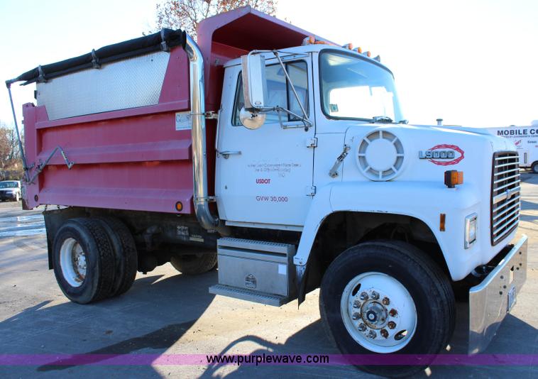 image for item L2431 1988 Ford LN9000 dump truck