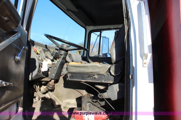 image for item L2431 1988 Ford LN9000 dump truck