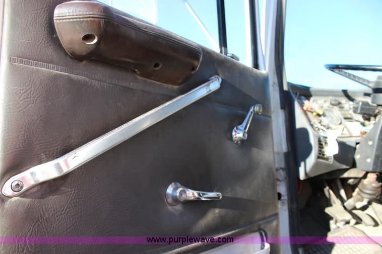 image for item L2431 1988 Ford LN9000 dump truck