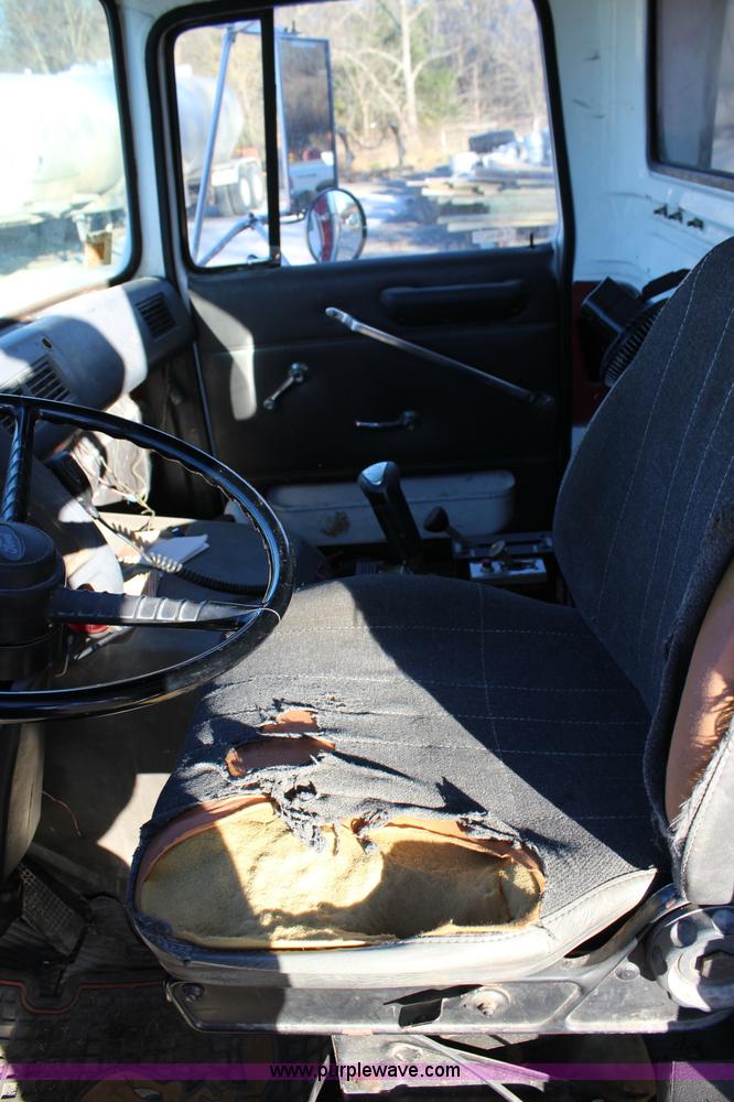 image for item L2431 1988 Ford LN9000 dump truck