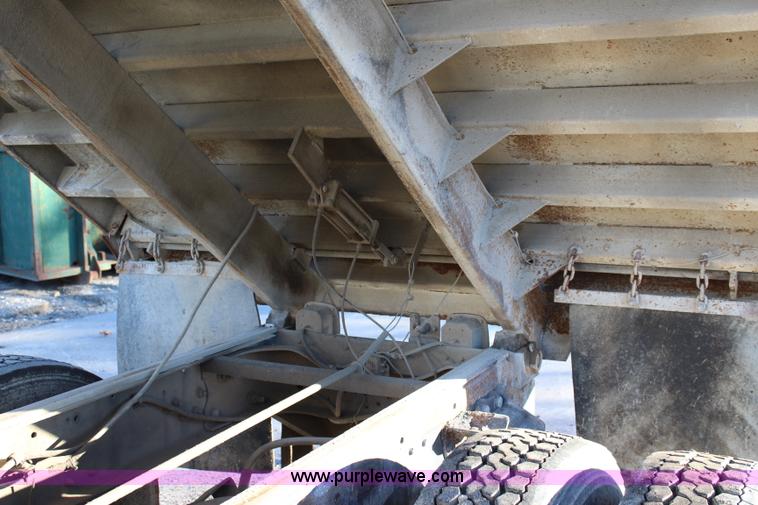 image for item L2431 1988 Ford LN9000 dump truck