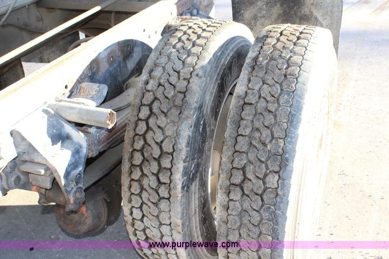 image for item L2431 1988 Ford LN9000 dump truck