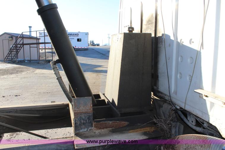 image for item L2431 1988 Ford LN9000 dump truck