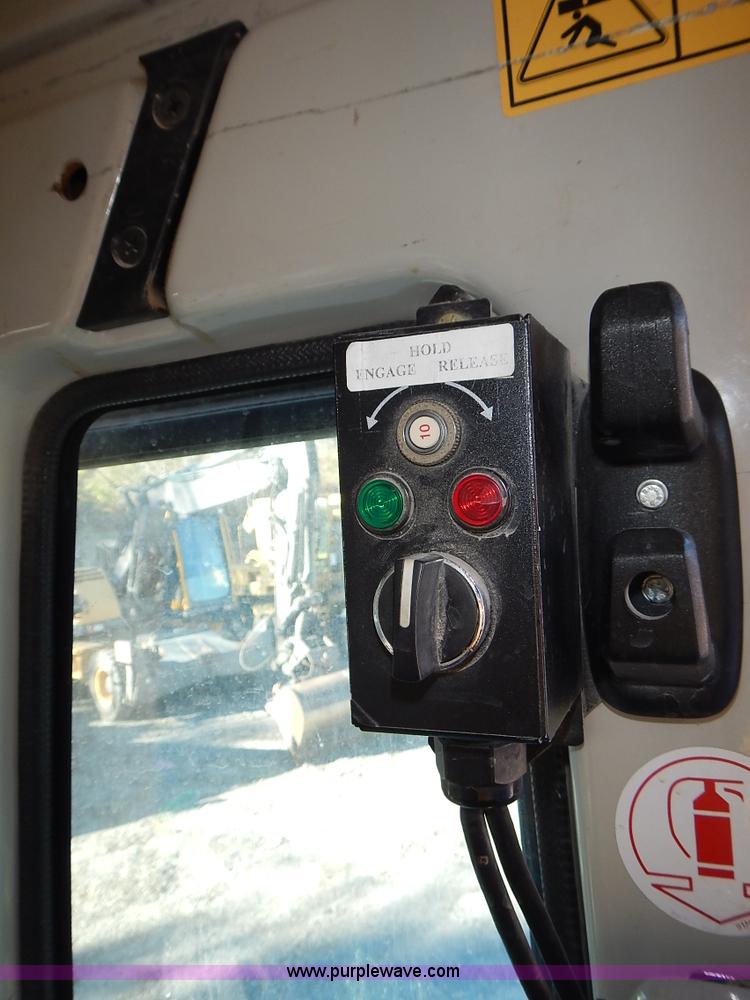 image for item L3524 2004 Hyundai Robex 200 W-7 excavator