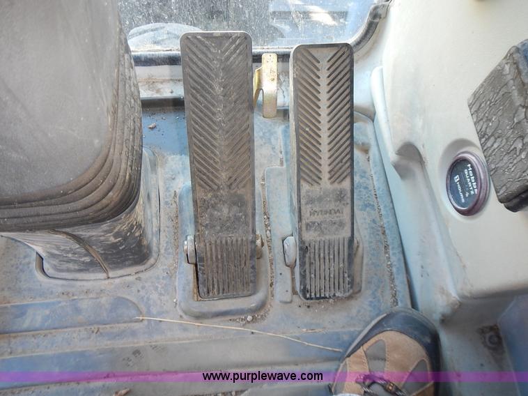image for item L3524 2004 Hyundai Robex 200 W-7 excavator