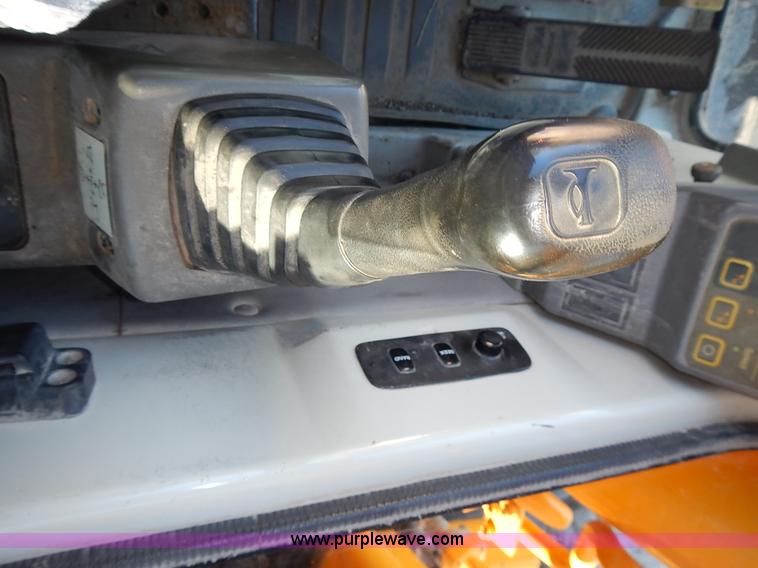 image for item L3524 2004 Hyundai Robex 200 W-7 excavator