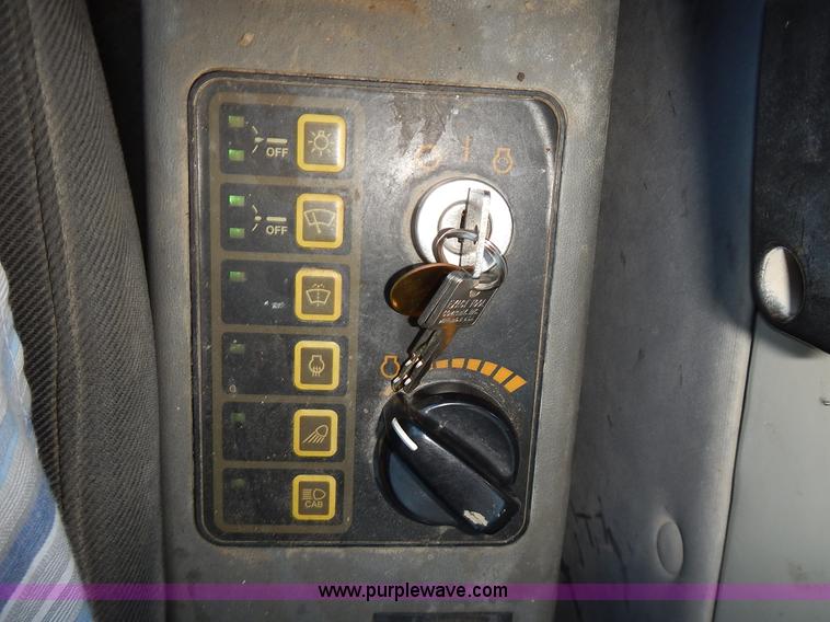 image for item L3524 2004 Hyundai Robex 200 W-7 excavator