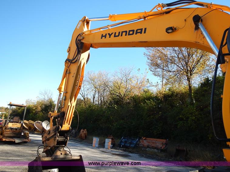 image for item L3524 2004 Hyundai Robex 200 W-7 excavator