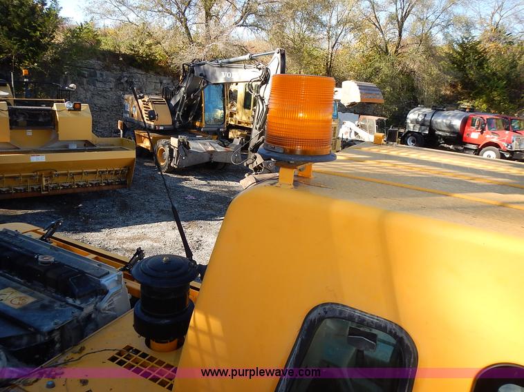 image for item L3524 2004 Hyundai Robex 200 W-7 excavator