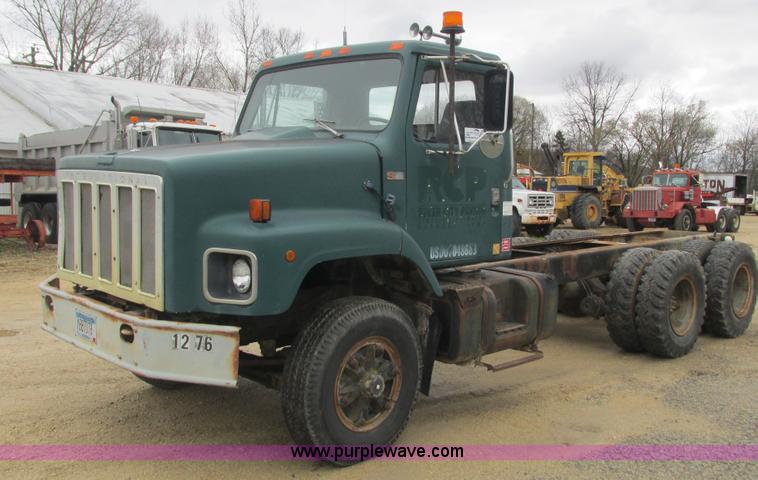 image for item L3890 1985 International S2600 truck cab and chassis