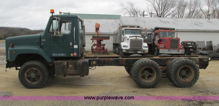 image for item L3890 1985 International S2600 truck cab and chassis