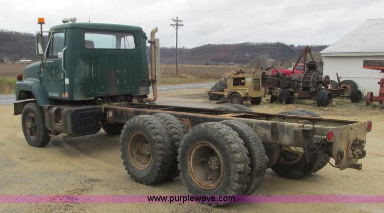 image for item L3890 1985 International S2600 truck cab and chassis