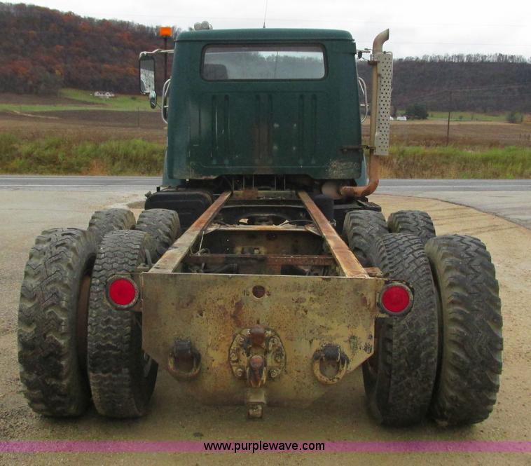 image for item L3890 1985 International S2600 truck cab and chassis