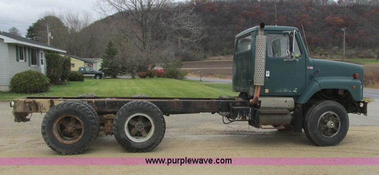 image for item L3890 1985 International S2600 truck cab and chassis