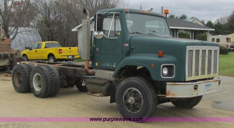 image for item L3890 1985 International S2600 truck cab and chassis