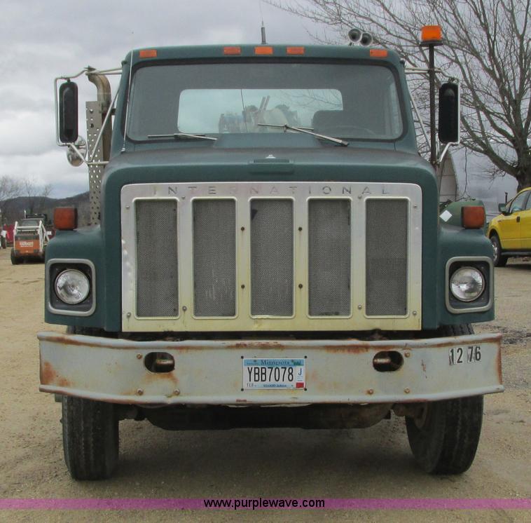 image for item L3890 1985 International S2600 truck cab and chassis