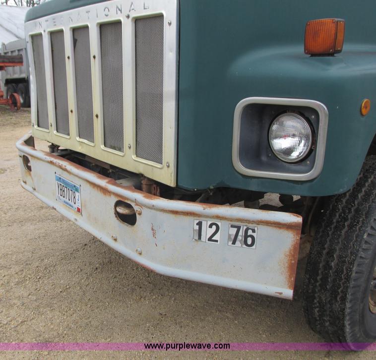 image for item L3890 1985 International S2600 truck cab and chassis