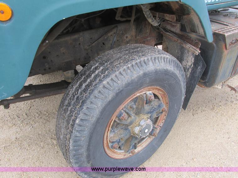 image for item L3890 1985 International S2600 truck cab and chassis