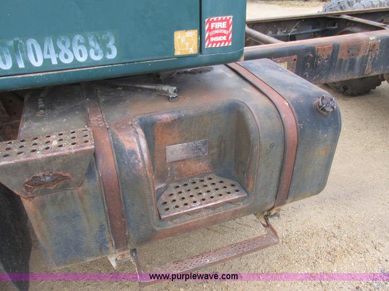 image for item L3890 1985 International S2600 truck cab and chassis