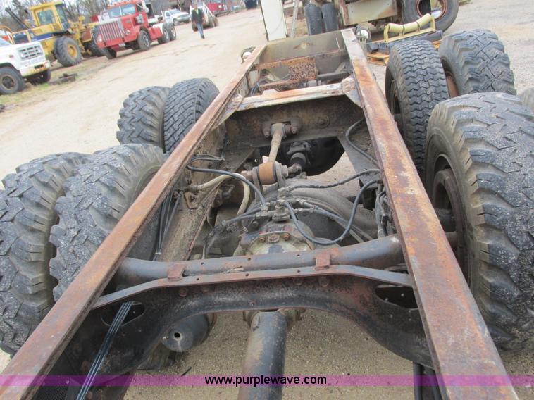 image for item L3890 1985 International S2600 truck cab and chassis