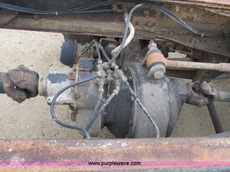 image for item L3890 1985 International S2600 truck cab and chassis