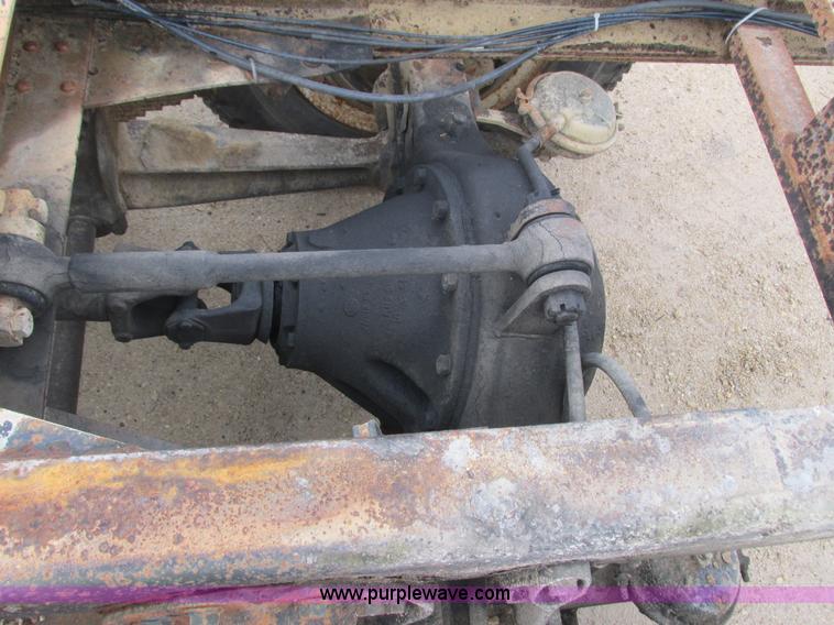 image for item L3890 1985 International S2600 truck cab and chassis