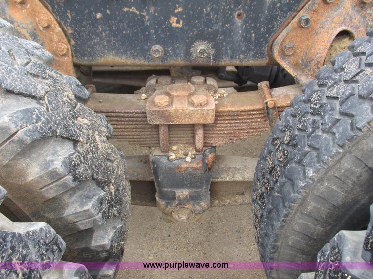 image for item L3890 1985 International S2600 truck cab and chassis