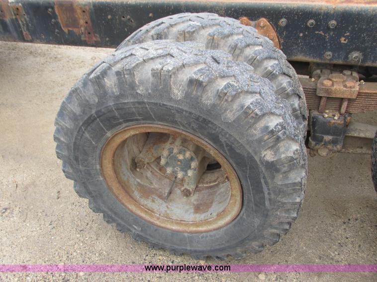 image for item L3890 1985 International S2600 truck cab and chassis