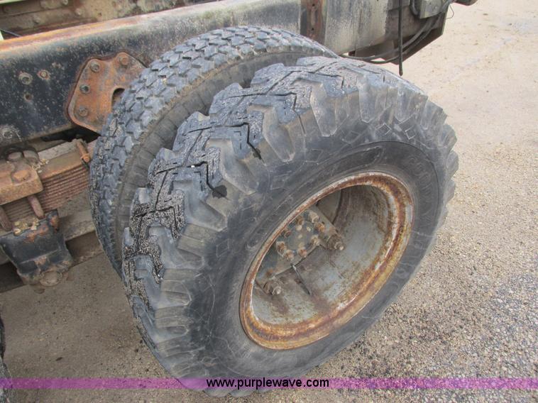 image for item L3890 1985 International S2600 truck cab and chassis