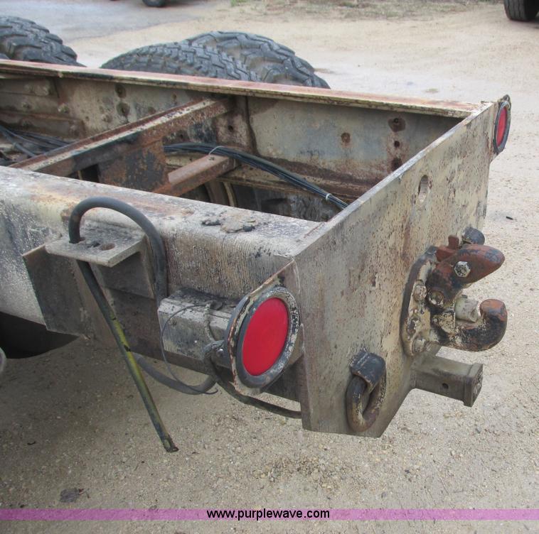 image for item L3890 1985 International S2600 truck cab and chassis