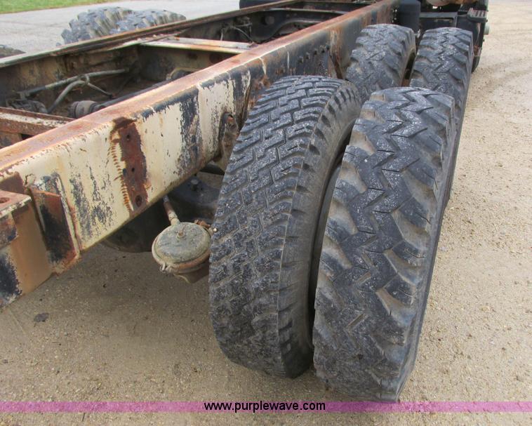 image for item L3890 1985 International S2600 truck cab and chassis