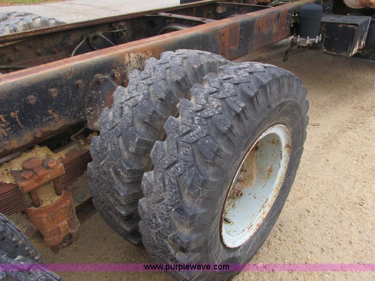 image for item L3890 1985 International S2600 truck cab and chassis