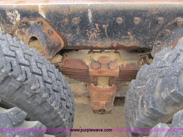 image for item L3890 1985 International S2600 truck cab and chassis