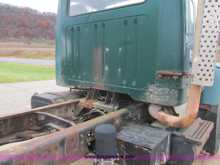image for item L3890 1985 International S2600 truck cab and chassis