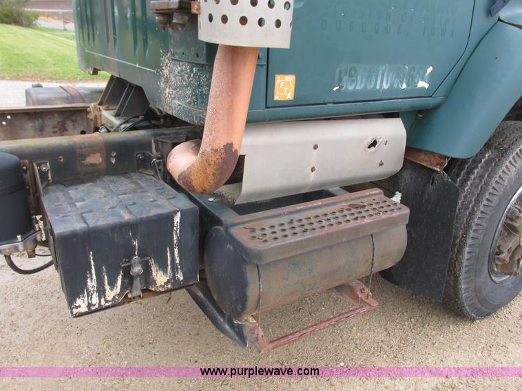 image for item L3890 1985 International S2600 truck cab and chassis