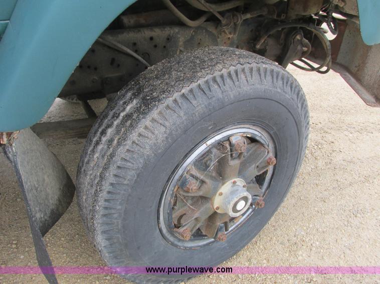 image for item L3890 1985 International S2600 truck cab and chassis