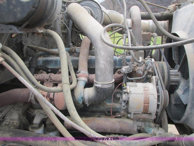 image for item L3890 1985 International S2600 truck cab and chassis