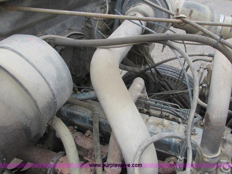 image for item L3890 1985 International S2600 truck cab and chassis