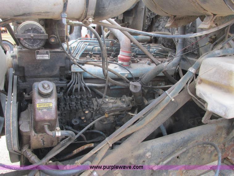 image for item L3890 1985 International S2600 truck cab and chassis